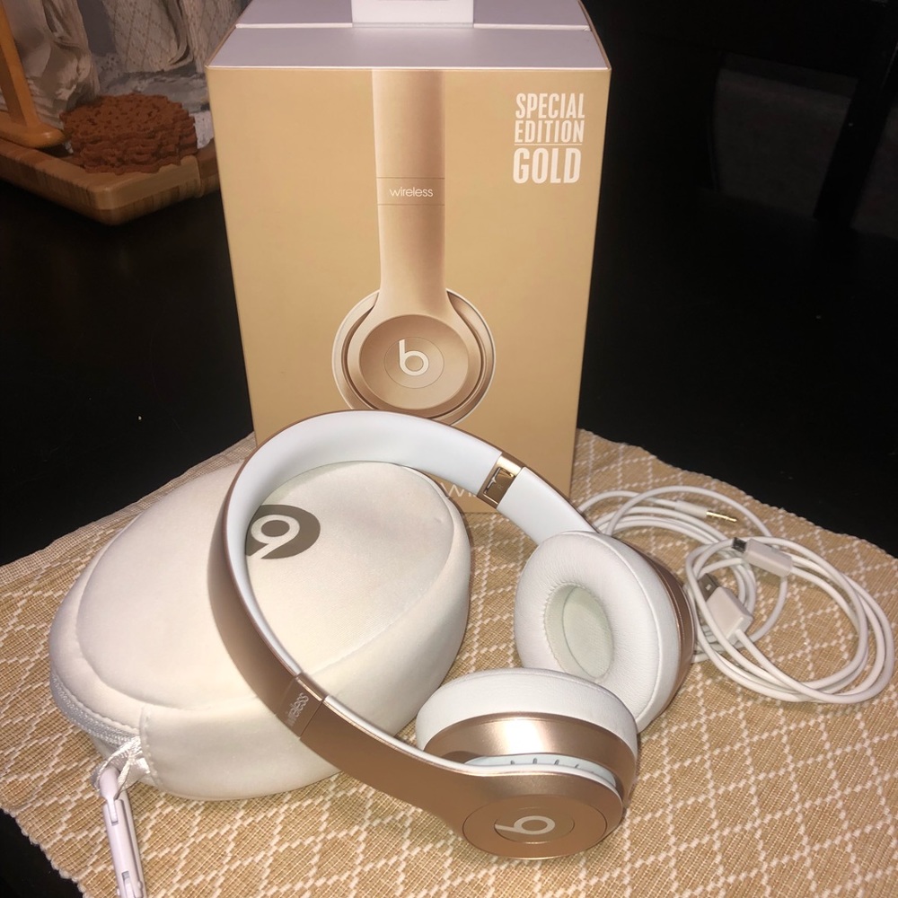 ❌SOLD❌Beats Solo 2 Wireless Special Edition Gold